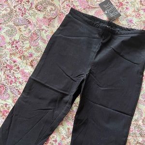 BLACK FITTED CAPRI PANTS